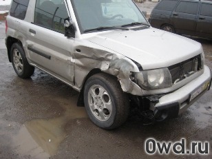 Битый автомобиль Mitsubishi Pajero Pinin