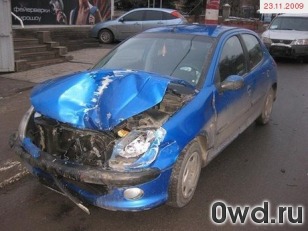 Битый автомобиль Peugeot 206