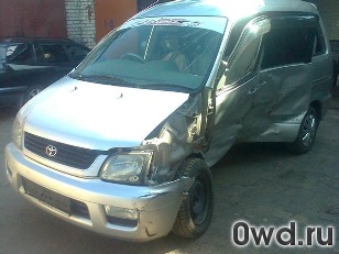 Битый автомобиль Toyota Noah